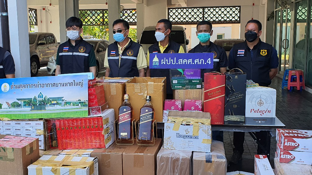 กรมศุลกากรภาคที่ 4 แถลงข่าว จับกุมบุหรี่และเหล้าหนีภาษี รวมมูลค่ากว่า 8 ล้านบาท