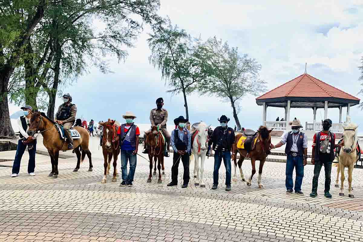 สภ.เมืองสงขลา ผุดไอเดียดึงผู้ประกอบการม้าชายหาดสมิหลา ร่วมเป็นตาสับปะรดและคอยดูแลนักท่องเที่ยว