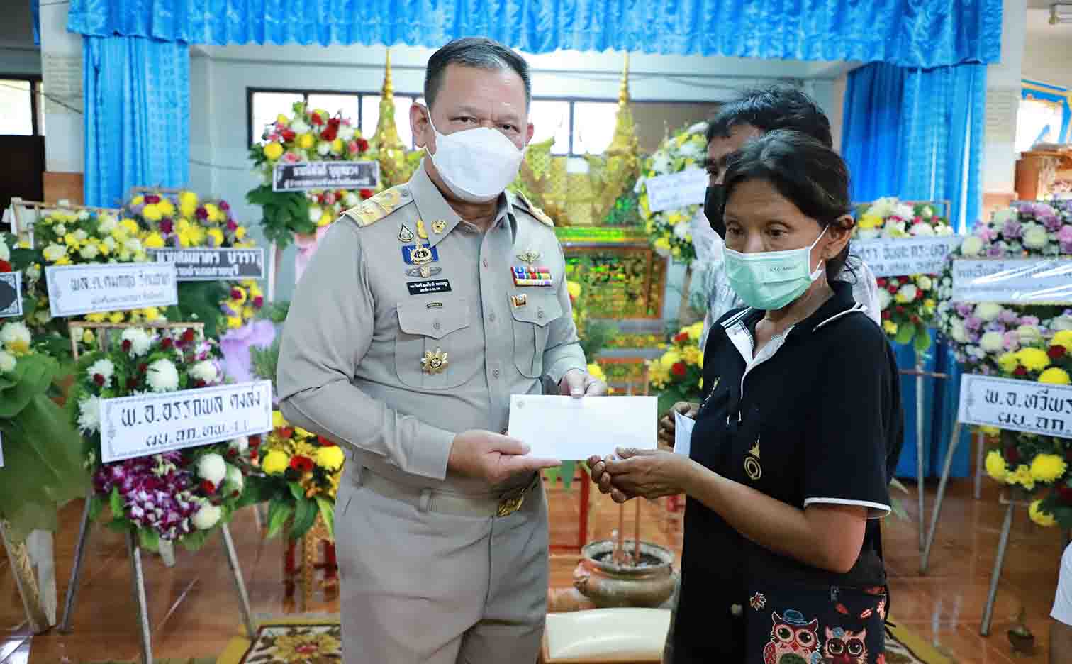 เลขาธิการ ศอ.บต. ร่วมให้กำลังใจครอบครัวผู้เสียชีวิตจากเหตุลอบวางระเบิด