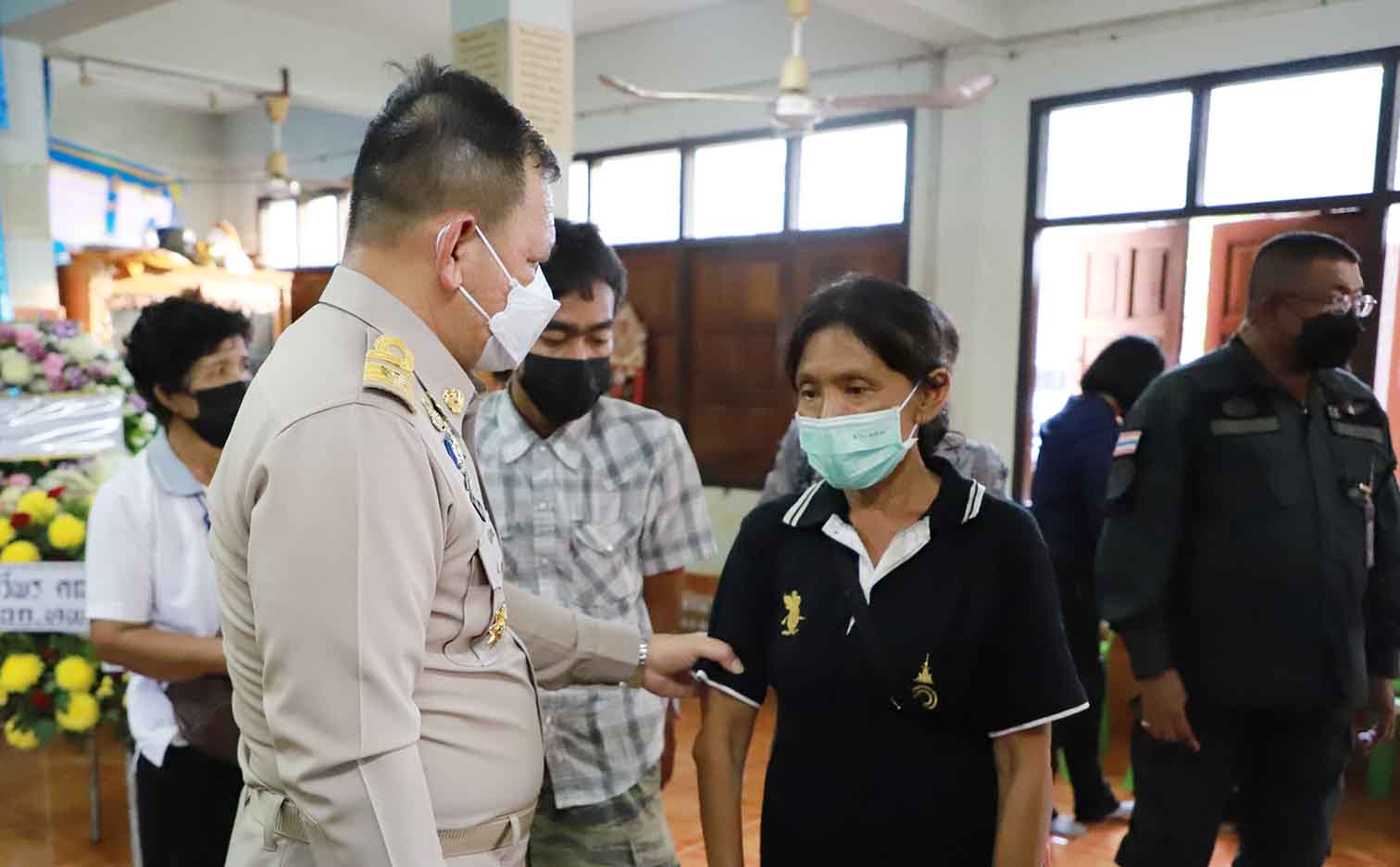เลขาธิการ ศอ.บต. ร่วมให้กำลังใจครอบครัวผู้เสียชีวิตจากเหตุลอบวางระเบิด