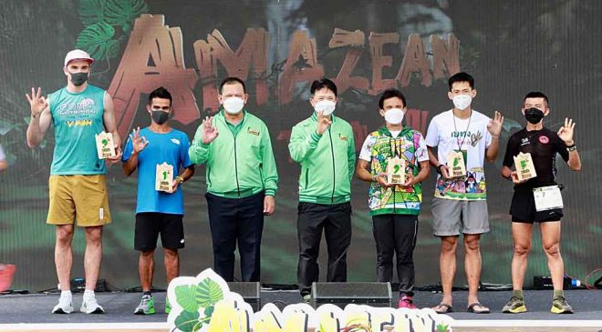 เลขาธิการ ศอ.บต มอบรางวัลแก่นักวิ่ง Amazean Jungle Trail 2022
