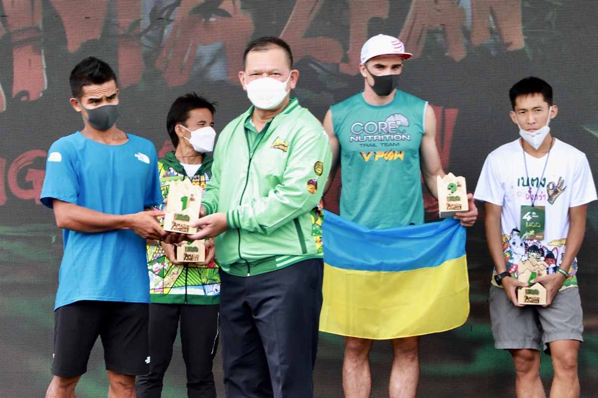 เลขาธิการ ศอ.บต มอบรางวัลแก่นักวิ่ง Amazean Jungle Trail 2022