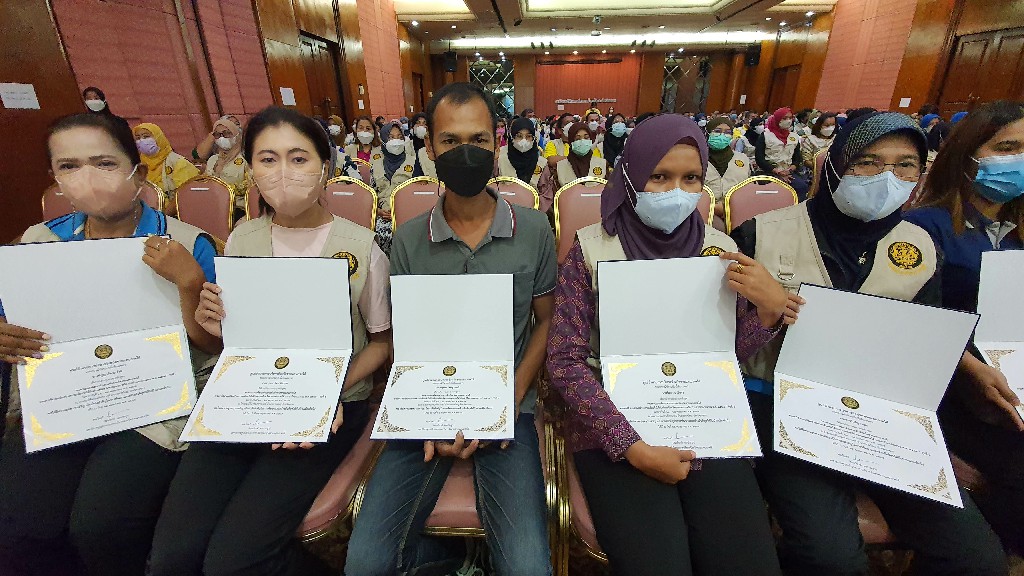 เลขาธิการ ศอ.บต. มอบวุฒิบัตรบัณฑิตอาสาฯ จชต. พร้อมนำภูมิความรู้ ติดอาวุธ Say Social เทคโนโลยี