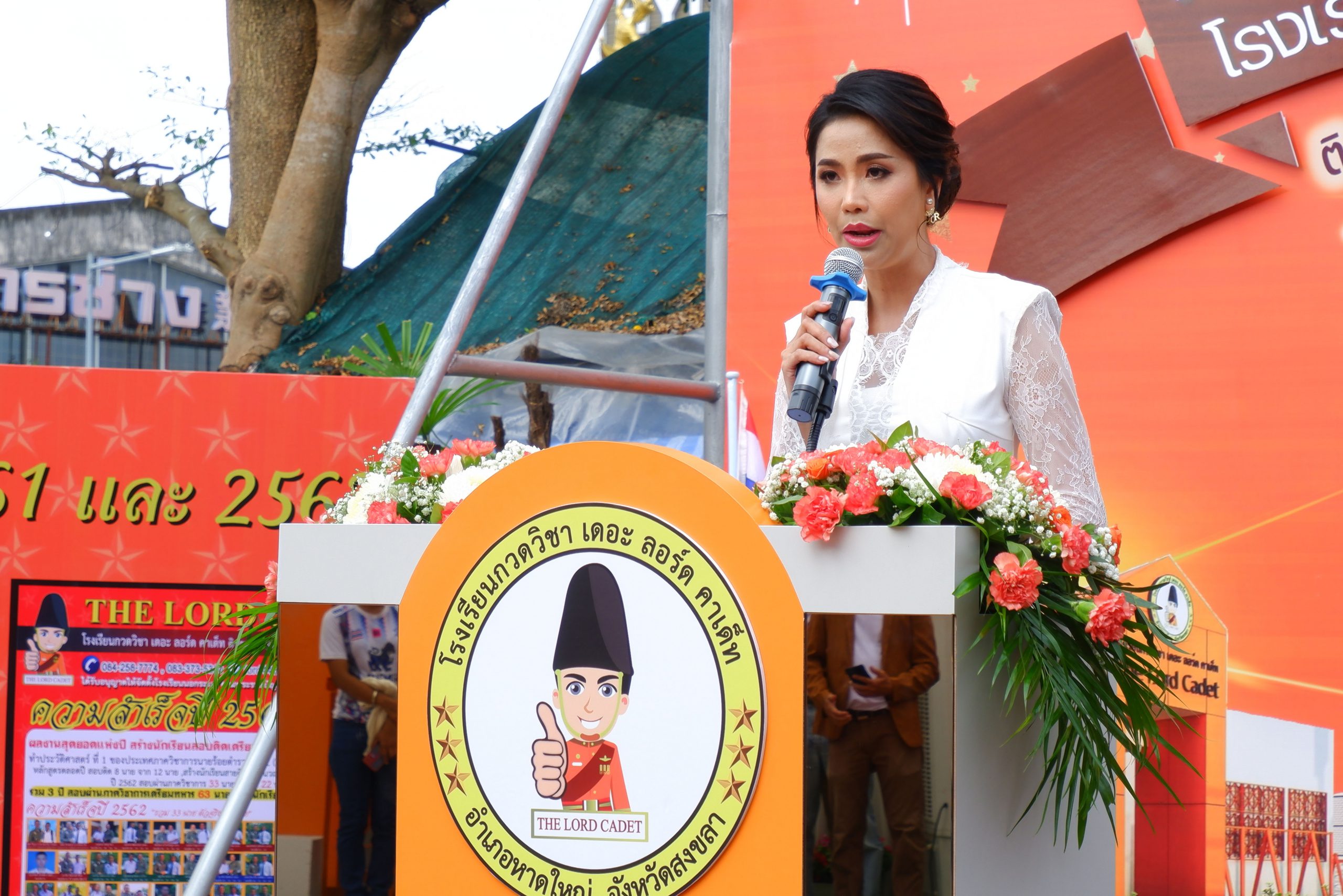 อาจารย์ศศิธร ศิลปสถาปน์ (อาจารย์ลักส์)  พ.ต.ท.จิรวัฒน์ ศิลปสถาปน์ (อาจารย์ลอร์ด)  