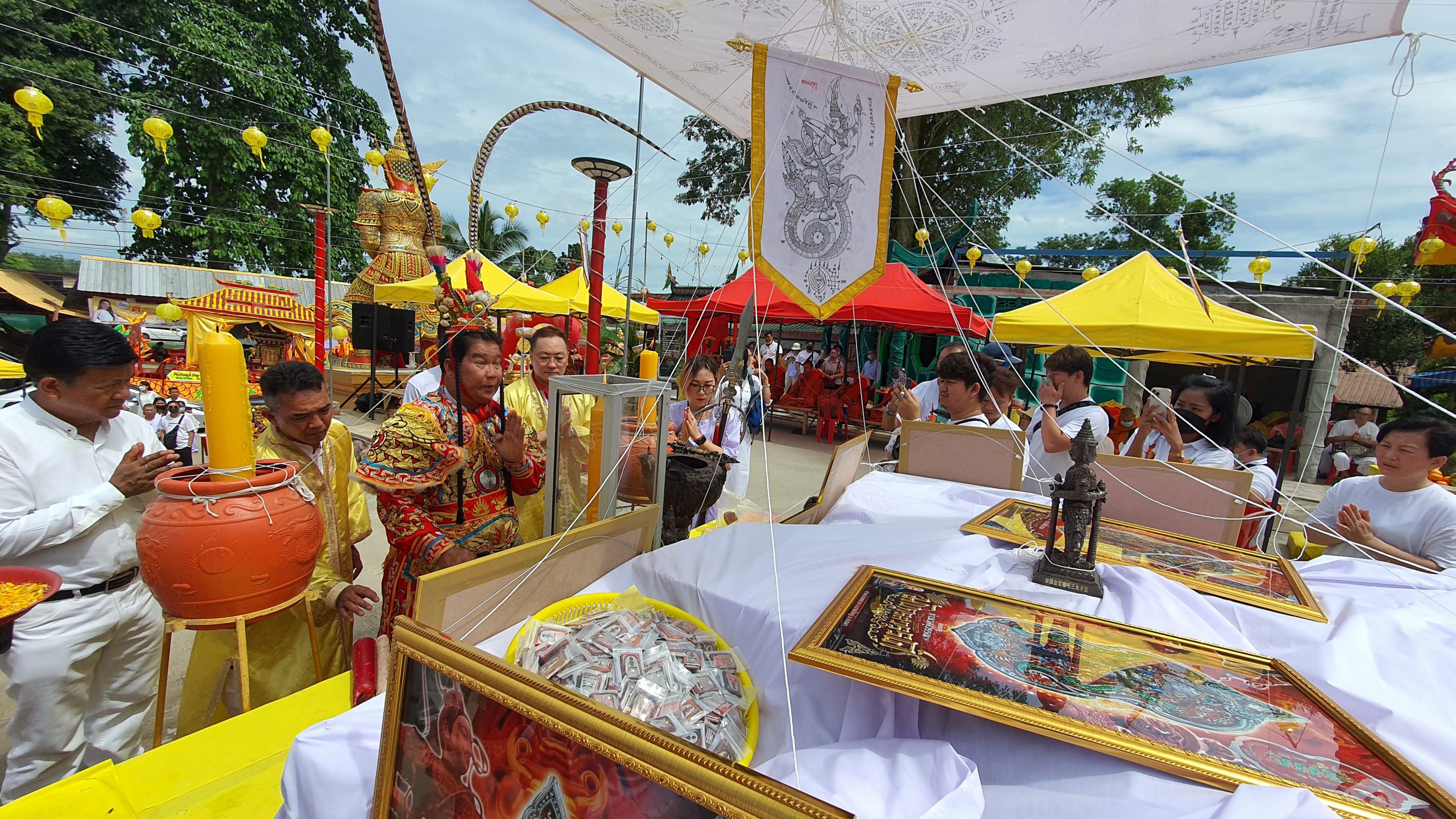 ศาลเจ้าเทพนาจาหาดใหญ่จัดพิธีพุทธาภิเษกเบิกเนตร ท้าวเวสสุวรรณ และปลุกเสกวัตถุมงคลรุ่น มังกรสวรรค์