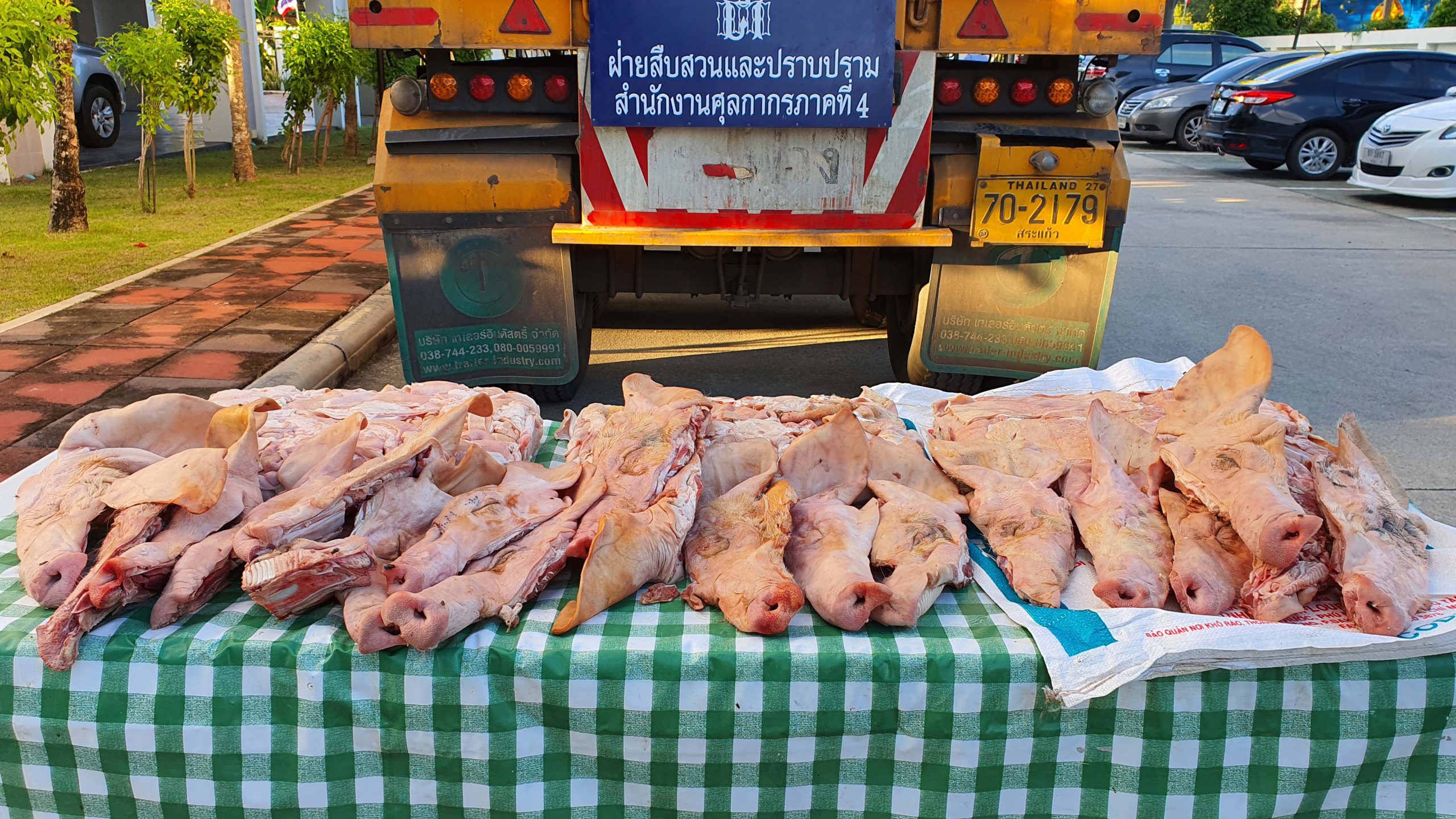 จับกุมชิ้นส่วนสุกรแช่แข็ง ถิ่นกำเนิดต่างประเทศจำนวน 12,000 กิโลกรัม มูลค่ารวม 2,5000,000 บาท
