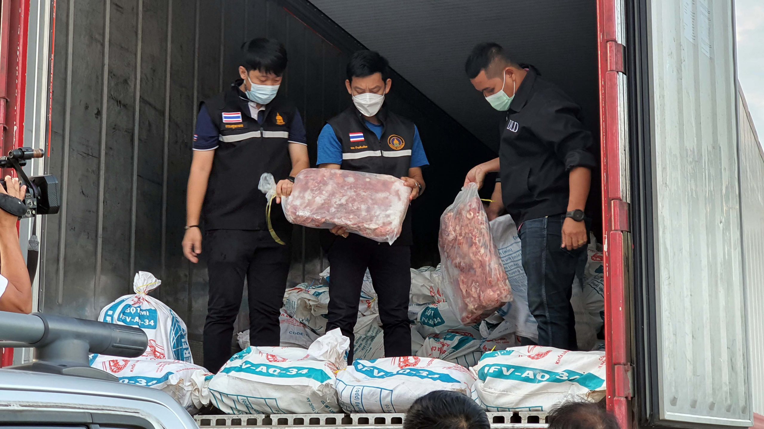 จับกุมชิ้นส่วนสุกรแช่แข็ง ถิ่นกำเนิดต่างประเทศจำนวน 12,000 กิโลกรัม มูลค่ารวม 2,5000,000 บาท