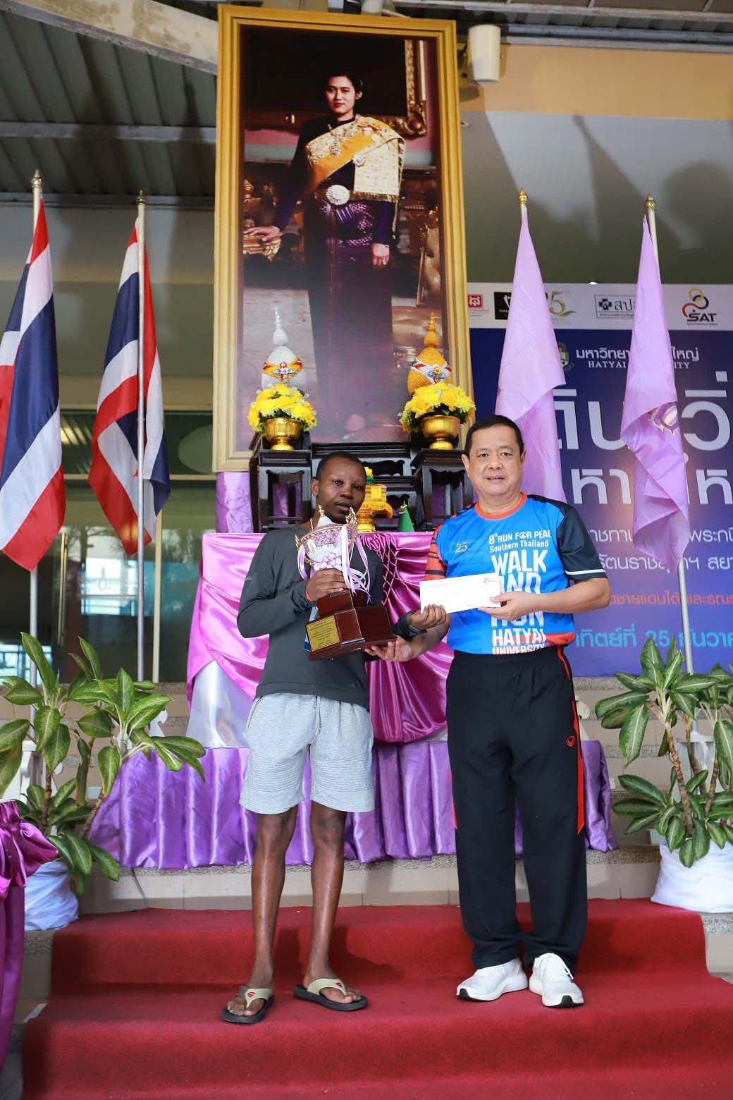 ผู้ว่าฯสงขลา เปิดโครงการเดิน-วิ่ง ม.หาดใหญ่ ครั้งที่ 8&nbsp; เพื่อสันติสุขชายแดนใต้และรณรงค์การ ไม่สูบบุหรี่