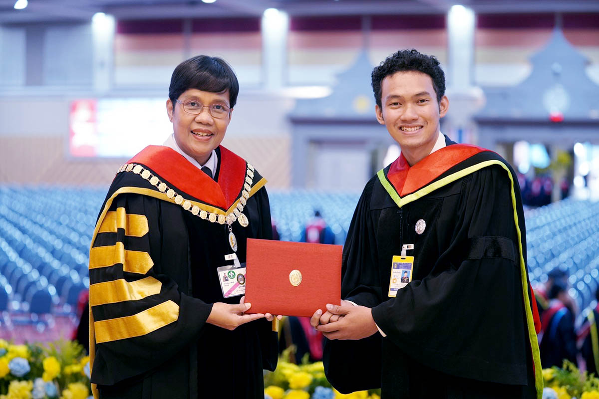 องคมนตรีเป็นผู้แทนพระองค์ไปมอบปริญญาบัตรแก่ผู้สำเร็จการศึกษาจาก มรภ.สงขลา