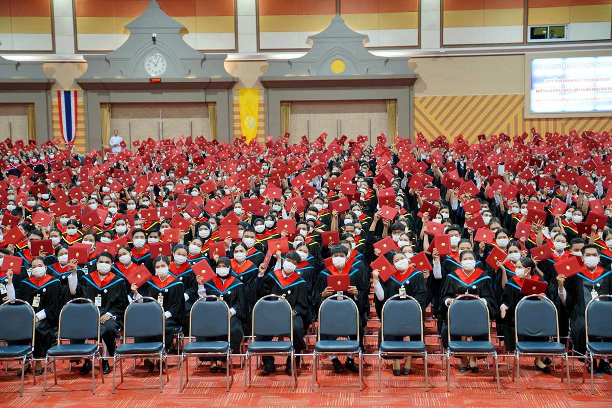องคมนตรีเป็นผู้แทนพระองค์ไปมอบปริญญาบัตรแก่ผู้สำเร็จการศึกษาจาก มรภ.สงขลา