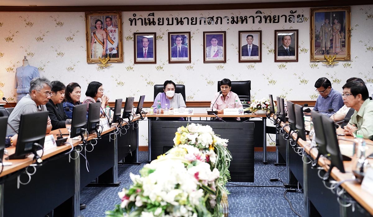 มรภ.สงขลา ให้การต้อนรับที่ประชุมอธิการบดีมหาวิทยาลัยราชภัฏ ศึกษาดูงานแลกเปลี่ยนเรียนรู้การพัฒนาผลิตภัณฑ์ชุมชน โครงการ อพ.สธ. สินค้า OTOP เชื่อมโยงยุทธศาสตร์การพัฒนาท้องถิ่น
มหาวิทยาลัยราชภัฏสงขลา (มรภ.สงขลา) นำโดย รศ.ดร.ทัศนา ศิริโชติ อธิการบดี มรภ.สงขลา พร้อมด้วยคณะผู้บริหาร ผู้อำนวยการ และบุคลากรสถาบันวิจัยและพัฒนา ให้การต้อนรับคณะจากที่ประชุมอธิการบดีมหาวิทยาลัยราชภัฏ (ทปอ.มรภ.) นำโดย รศ.มาลิณี จุโฑปะมา อธิการบดีมหาวิทยาลัยราชภัฏบุรีรัมย์ ประธานที่ประชุมอธิการดีมหาวิทยาลัยราชภัฏ พร้อมด้วยผู้บริหารจากมหาวิทยาลัยราชภัฏทั่วประเทศ ในโอกาสเดินทางมาศึกษาดูงานแลกเปลี่ยนเรียนรู้การพัฒนาผลิตภัณฑ์ชุมชนของ มรภ.สงขลา ระหว่างวันที่ 2-3 กรกฎาคม 2567 เพื่อให้ผู้บริหารได้แลกเปลี่ยนเรียนรู้เกี่ยวกับการพัฒนาผลิตภัณฑ์ชุมชน สินค้า OTOP และการเชื่อมโยงยุทธศาสตร์การพัฒนาท้องถิ่น
โอกาสนี้ รศ.ดร.สายฝน ไชยศรี รองผู้อำนวยการสถาบันวิจัยและพัฒนา มรภ.สงขลา เป็นตัวแทนนำเสนอการดำเนินงานด้านการพัฒนาผลิตภัณฑ์ชุมชน และงานโครงการอนุรักษ์พันธุกรรมพืชอันเนื่องมาจากพระราชดำริฯ สมเด็จพระเทพรัตนราชสุดา สยามบรมราชกุมารี (อพ.สธ.) ของมหาวิทยาลัยแก่ที่ประชุมฯ
นอกจากนั้น คณะจากที่ประชุมอธิการบดีมหาวิทยาลัยราชภัฏยังได้เดินทางไปศึกษาดูงานวิทยาศาสตร์ภาคใต้ มหาวิทยาลัยสงขลานครินทร์ อ.หาดใหญ่ จ.สงขลา และศึกษาดูงานวัฒนธรรมท้องถิ่น ณ อ.หาดใหญ่ จ.สงขลา