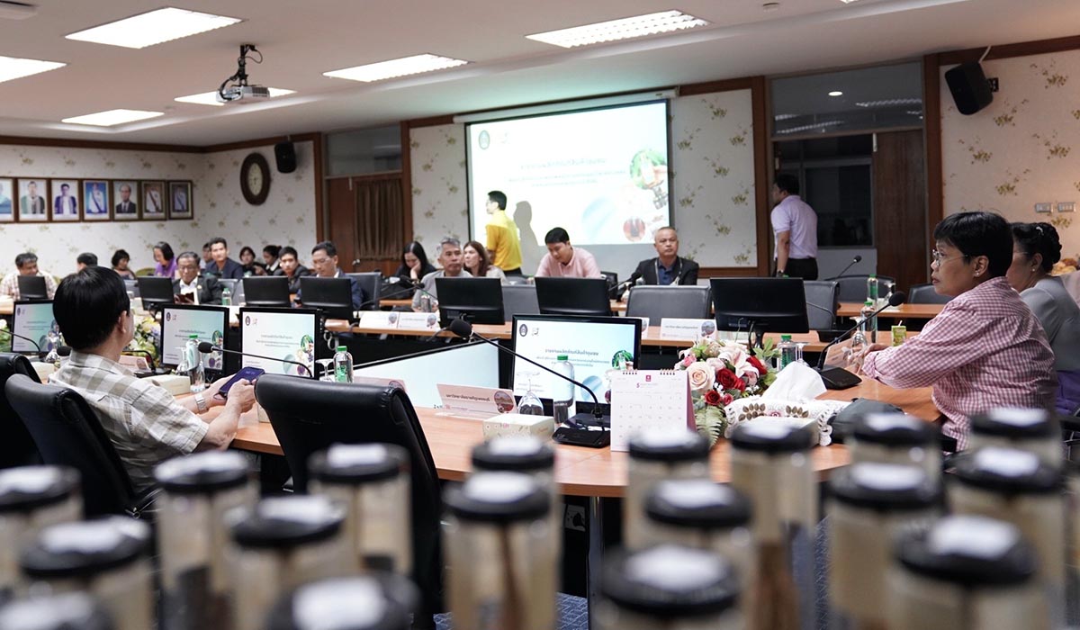 มรภ.สงขลา ให้การต้อนรับที่ประชุมอธิการบดีมหาวิทยาลัยราชภัฏ ศึกษาดูงานแลกเปลี่ยนเรียนรู้การพัฒนาผลิตภัณฑ์ชุมชน โครงการ อพ.สธ. สินค้า OTOP เชื่อมโยงยุทธศาสตร์การพัฒนาท้องถิ่น
มหาวิทยาลัยราชภัฏสงขลา (มรภ.สงขลา) นำโดย รศ.ดร.ทัศนา ศิริโชติ อธิการบดี มรภ.สงขลา พร้อมด้วยคณะผู้บริหาร ผู้อำนวยการ และบุคลากรสถาบันวิจัยและพัฒนา ให้การต้อนรับคณะจากที่ประชุมอธิการบดีมหาวิทยาลัยราชภัฏ (ทปอ.มรภ.) นำโดย รศ.มาลิณี จุโฑปะมา อธิการบดีมหาวิทยาลัยราชภัฏบุรีรัมย์ ประธานที่ประชุมอธิการดีมหาวิทยาลัยราชภัฏ พร้อมด้วยผู้บริหารจากมหาวิทยาลัยราชภัฏทั่วประเทศ ในโอกาสเดินทางมาศึกษาดูงานแลกเปลี่ยนเรียนรู้การพัฒนาผลิตภัณฑ์ชุมชนของ มรภ.สงขลา ระหว่างวันที่ 2-3 กรกฎาคม 2567 เพื่อให้ผู้บริหารได้แลกเปลี่ยนเรียนรู้เกี่ยวกับการพัฒนาผลิตภัณฑ์ชุมชน สินค้า OTOP และการเชื่อมโยงยุทธศาสตร์การพัฒนาท้องถิ่น
โอกาสนี้ รศ.ดร.สายฝน ไชยศรี รองผู้อำนวยการสถาบันวิจัยและพัฒนา มรภ.สงขลา เป็นตัวแทนนำเสนอการดำเนินงานด้านการพัฒนาผลิตภัณฑ์ชุมชน และงานโครงการอนุรักษ์พันธุกรรมพืชอันเนื่องมาจากพระราชดำริฯ สมเด็จพระเทพรัตนราชสุดา สยามบรมราชกุมารี (อพ.สธ.) ของมหาวิทยาลัยแก่ที่ประชุมฯ
นอกจากนั้น คณะจากที่ประชุมอธิการบดีมหาวิทยาลัยราชภัฏยังได้เดินทางไปศึกษาดูงานวิทยาศาสตร์ภาคใต้ มหาวิทยาลัยสงขลานครินทร์ อ.หาดใหญ่ จ.สงขลา และศึกษาดูงานวัฒนธรรมท้องถิ่น ณ อ.หาดใหญ่ จ.สงขลา