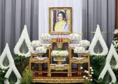 ผู้ว่าฯ สงขลา นำส่วนราชการและประชาชนประกอบพิธีบำเพ็ญกุศลอุทิศถวายวันคล้ายวันสวรรคต ครบรอบ 1 ปีพระบรมราชชนนีพันปีหลวง