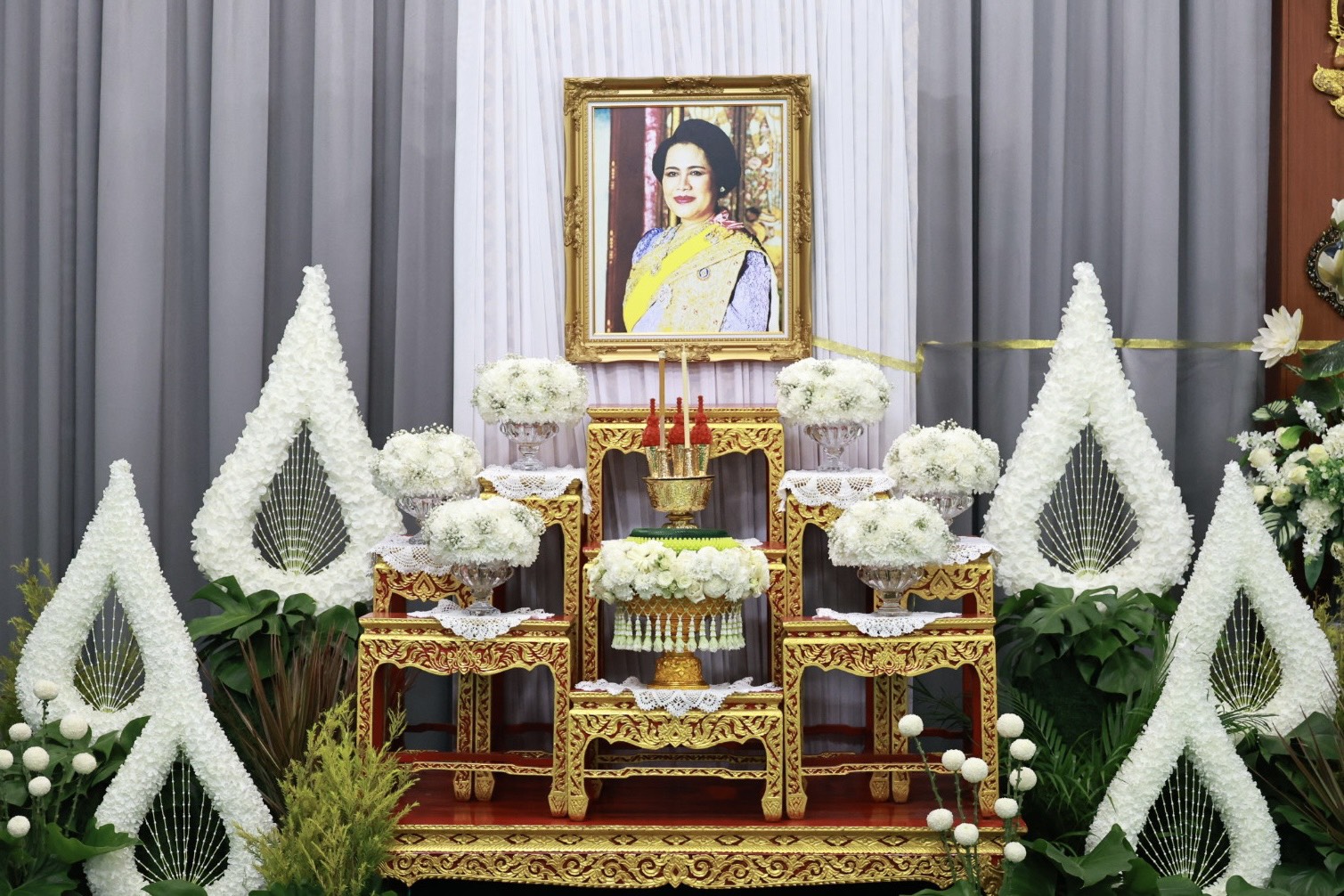 ผู้ว่าฯ สงขลา นำส่วนราชการและประชาชนประกอบพิธีบำเพ็ญกุศลอุทิศถวายวันคล้ายวันสวรรคต ครบรอบ 1 ปีพระบรมราชชนนีพันปีหลวง